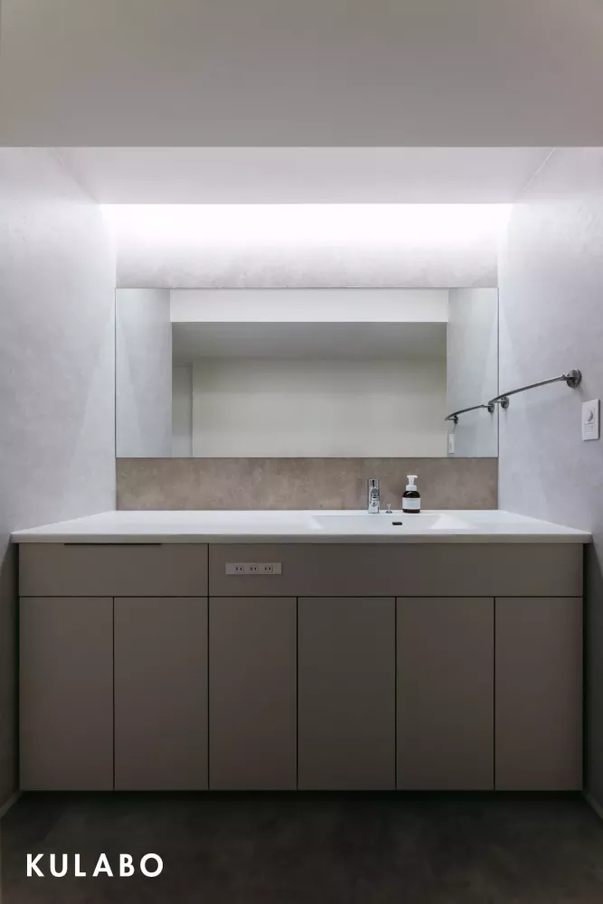 カウンター一体型ボウルを採用した造作洗面台