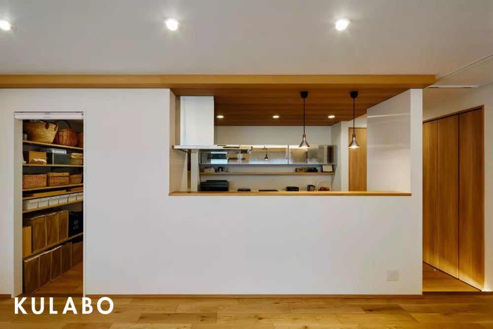 開放感に包まれた勾配天井が美しいマンションリノベ