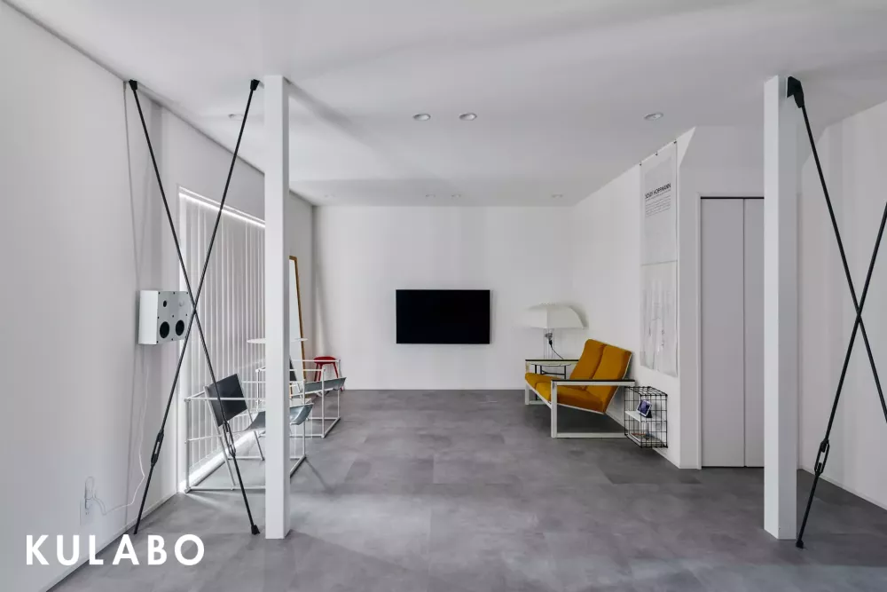 ミッドセンチュリー家具で彩るモノトーンモダンな空間