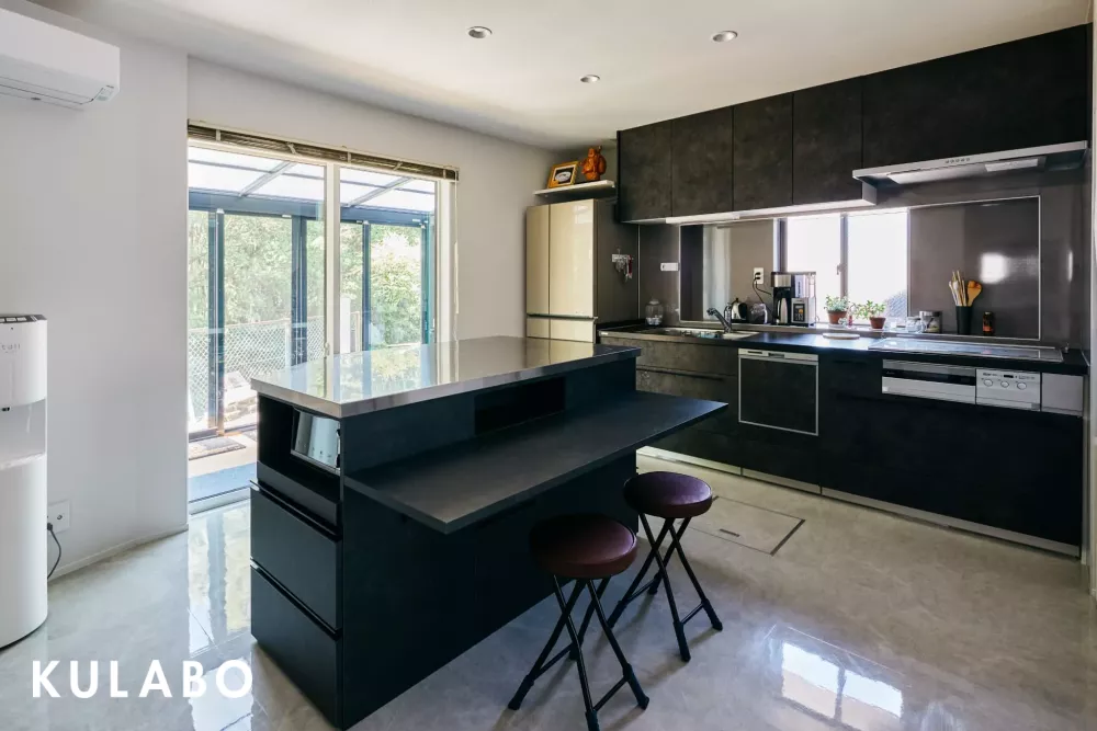 自然光と調和するモダンヴィラ