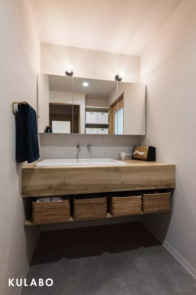 半埋込型の洗面ボウルを使用した造作洗面台