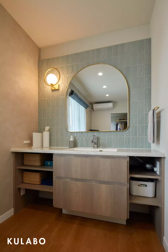 デザイン鏡を採用した造作洗面台