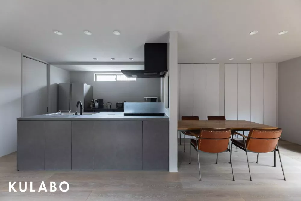 洗練された黒家具の映える家