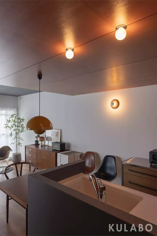 木の表情と灯りで紡ぐ、大人の時間