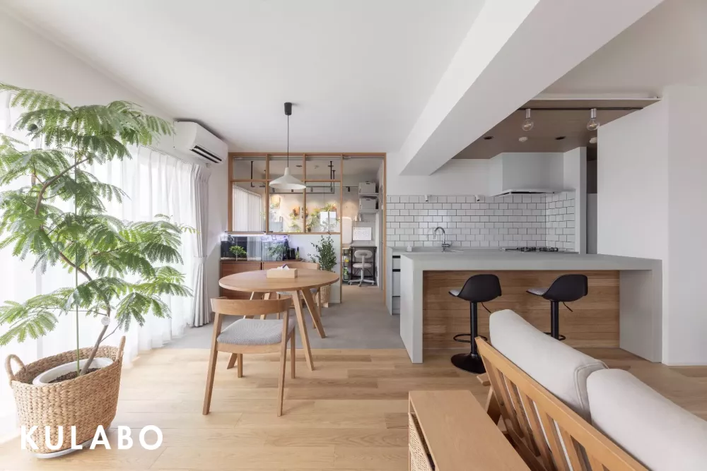 窓辺に息づく緑。都会で息抜く瞬間。