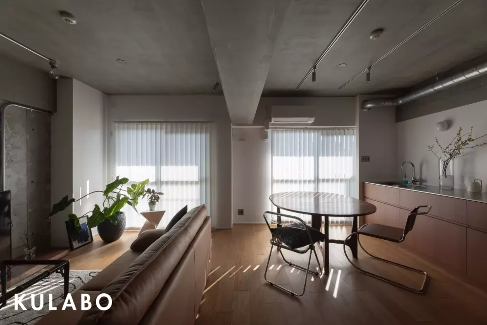 コンクリートに映える、ミッドセンチュリー空間