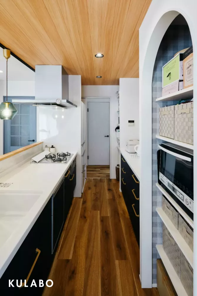 壁付けタイプのパントリーを設置したリノベーション事例