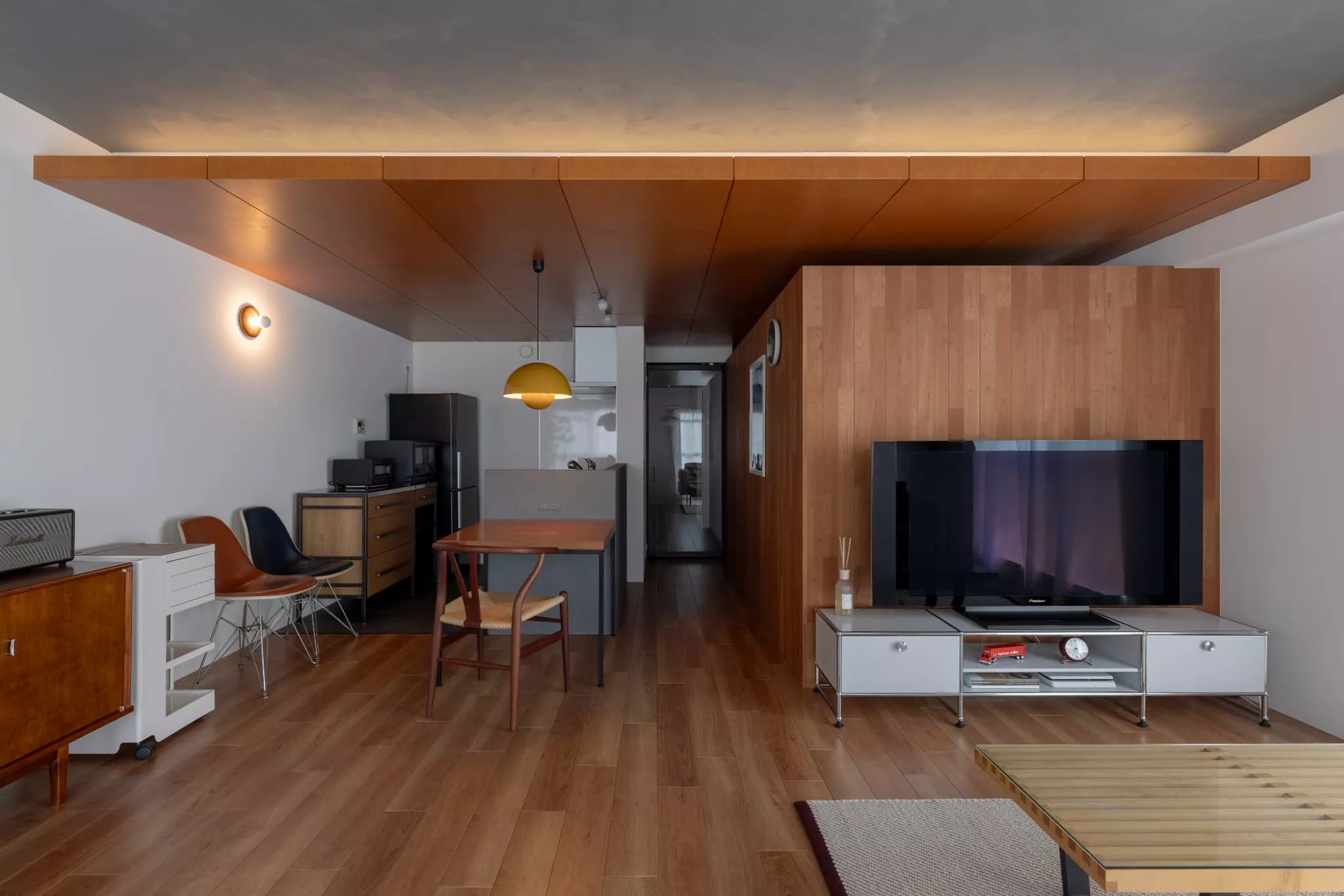 木の表情と灯りで紡ぐ、大人の時間