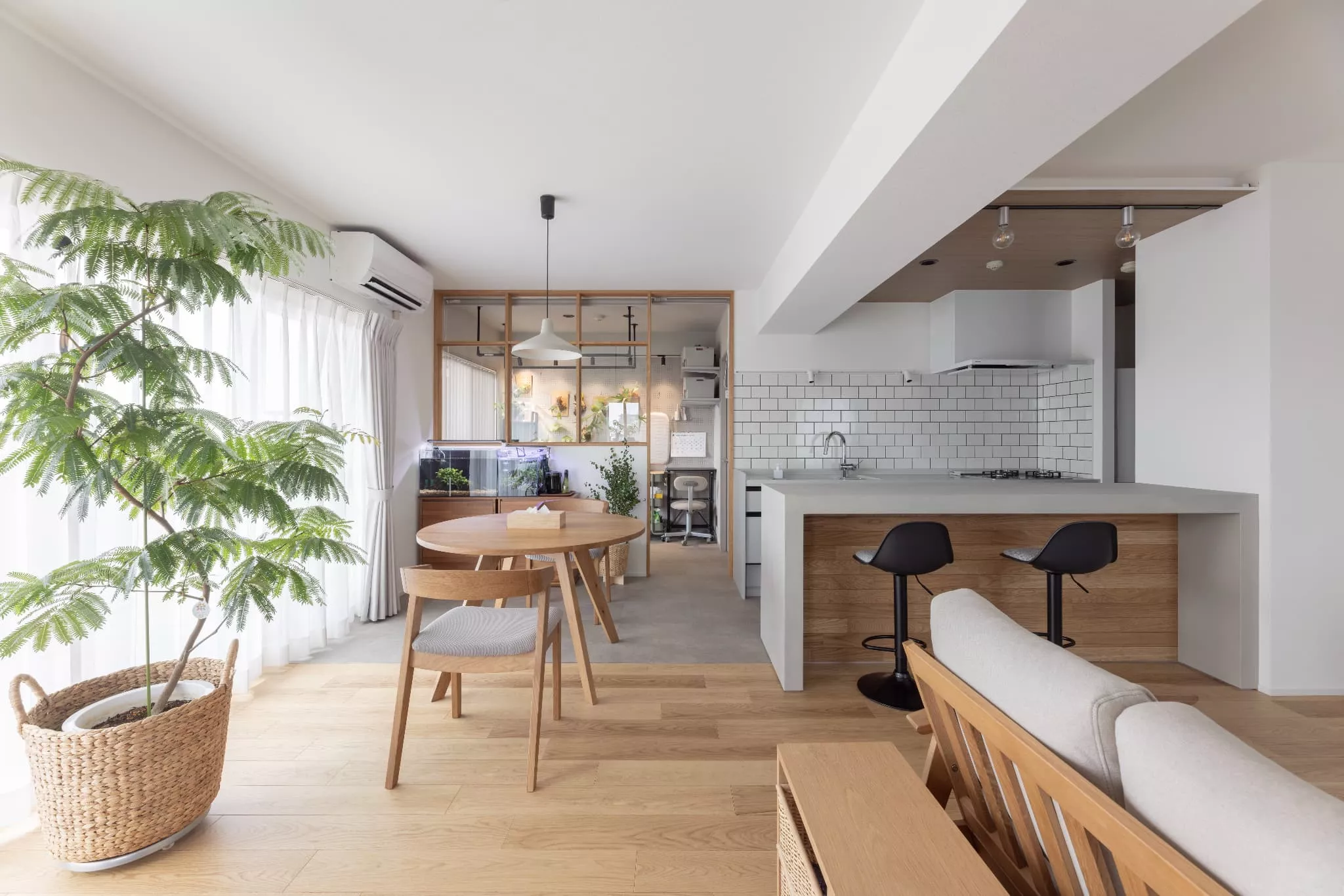 窓辺に息づく緑。都会で息抜く瞬間。