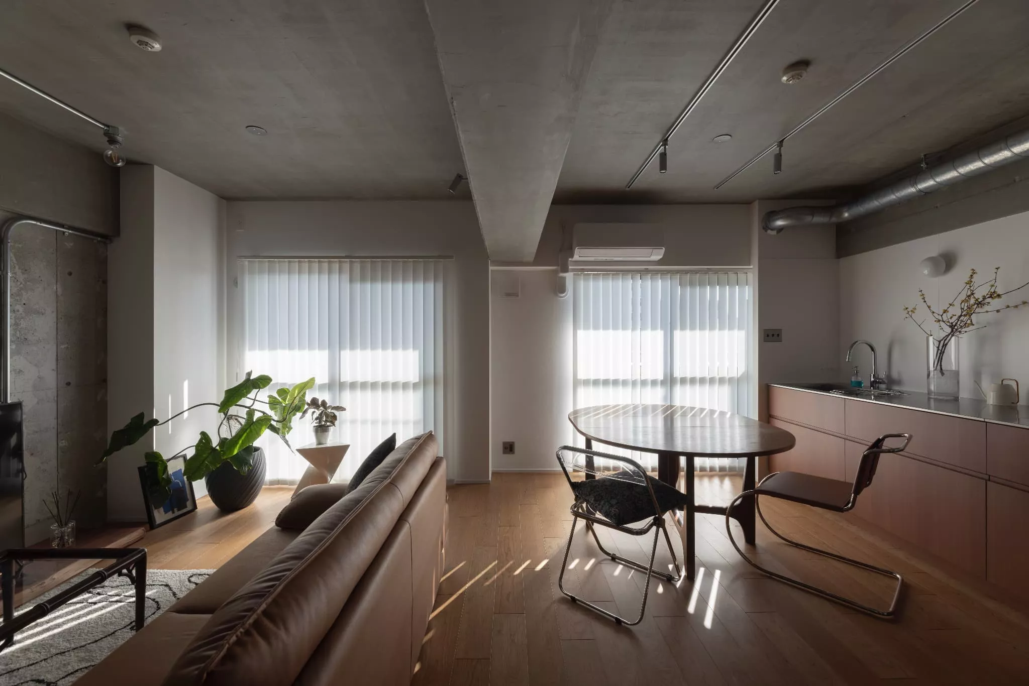 コンクリートに映える、ミッドセンチュリー空間