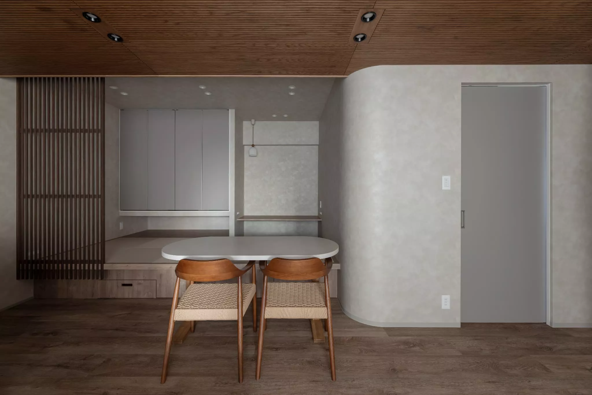 木々のあわいで移ろう静謐な午後